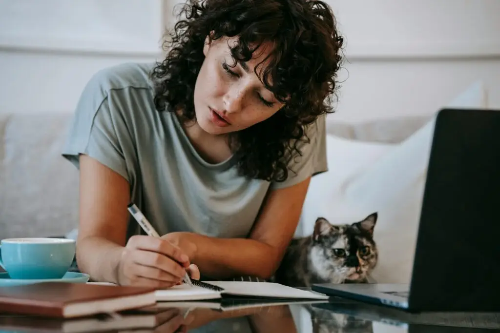 Feel Good French : Conversations positives dans une ambiance détendue pour renforcer la confiance, enrichir le vocabulaire et pratiquer le français à travers des jeux de rôle, storytelling et ateliers sans pression.