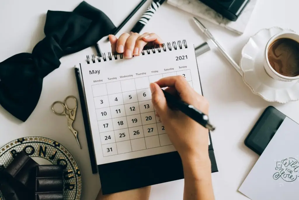 Someone is ticking a date for the French exam in a calendar before studying and preparing to pass the test