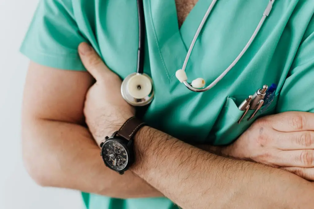 A confident doctor wearing the typical green scrub is about to take French Classes Online with Feel Good French. He really needs the specific medical French vocabulary to thrive at work weather it's a surgeon, a dentist, an ophtamologist, a nurse, a physio.