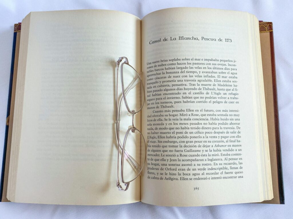 Romans français classiques posés sur une table pour choisir sa prochaine lecture.