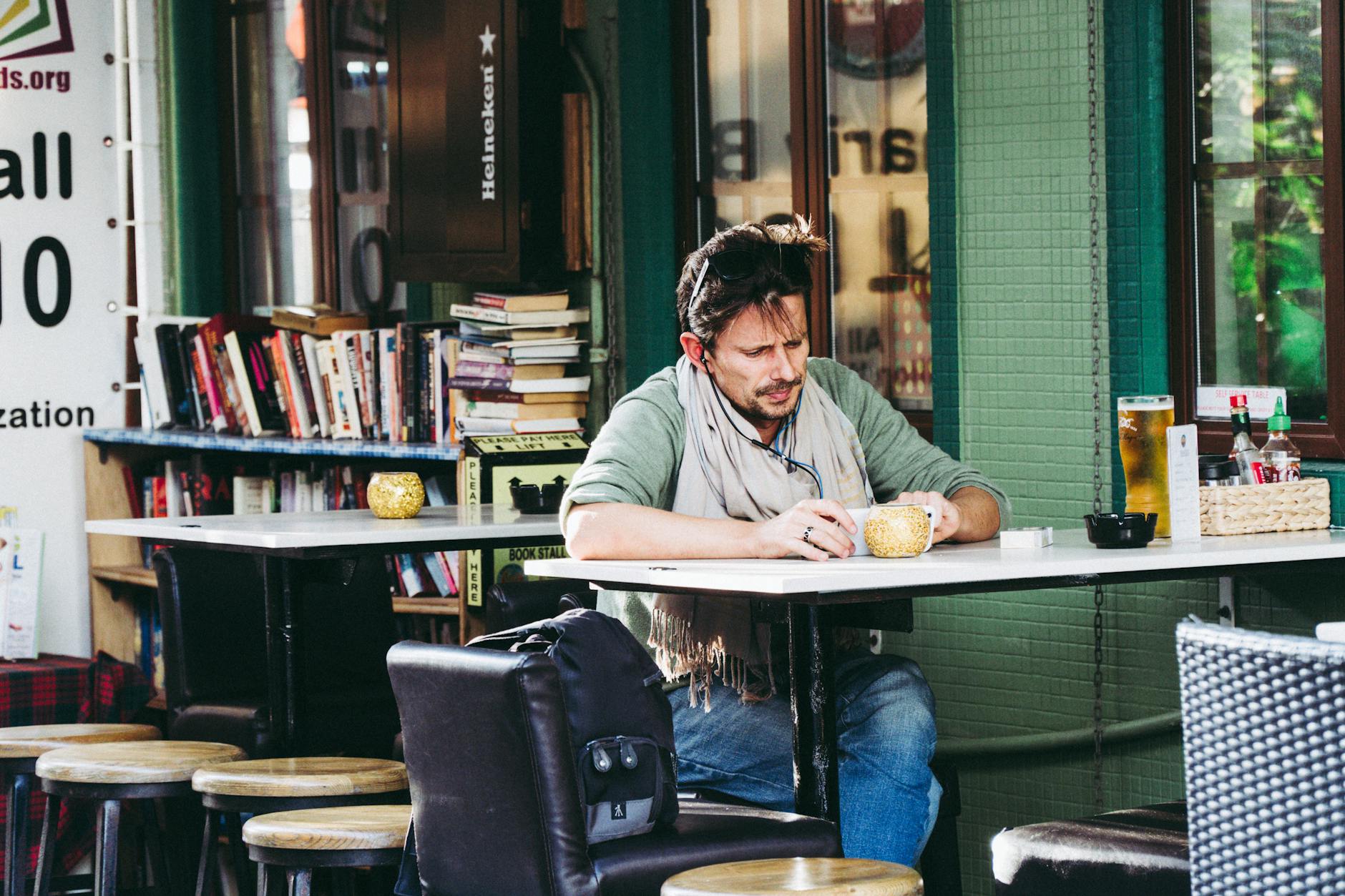 Apprenant concentré travaillant son français dans un café ou une bibliothèque à Hong Kong.