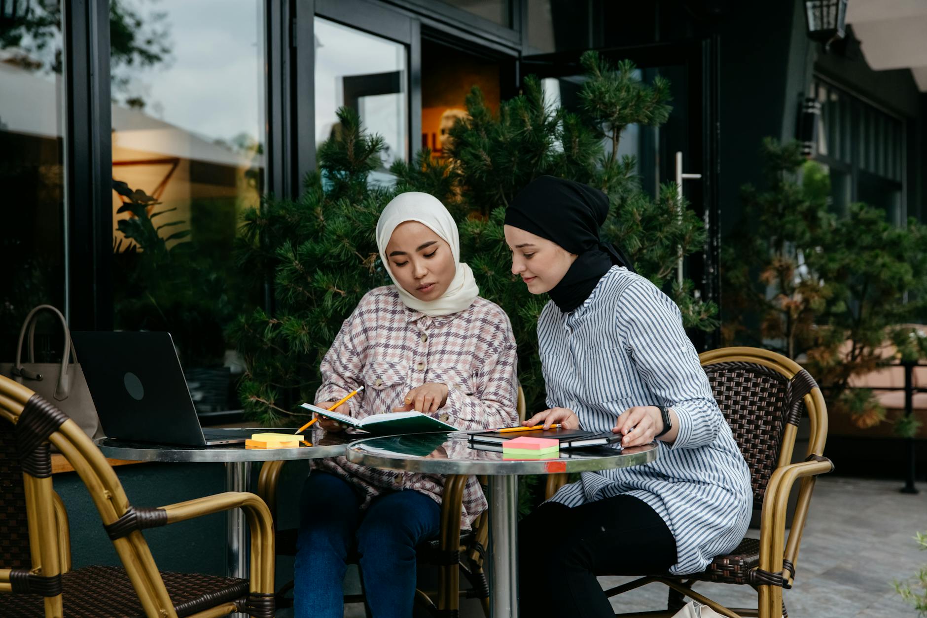 Scène calme à Genève, en café ou près du lac, pour apprendre le français.
