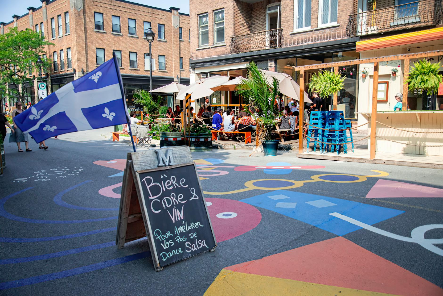 A Montreal café or library scene for practising French in daily life.