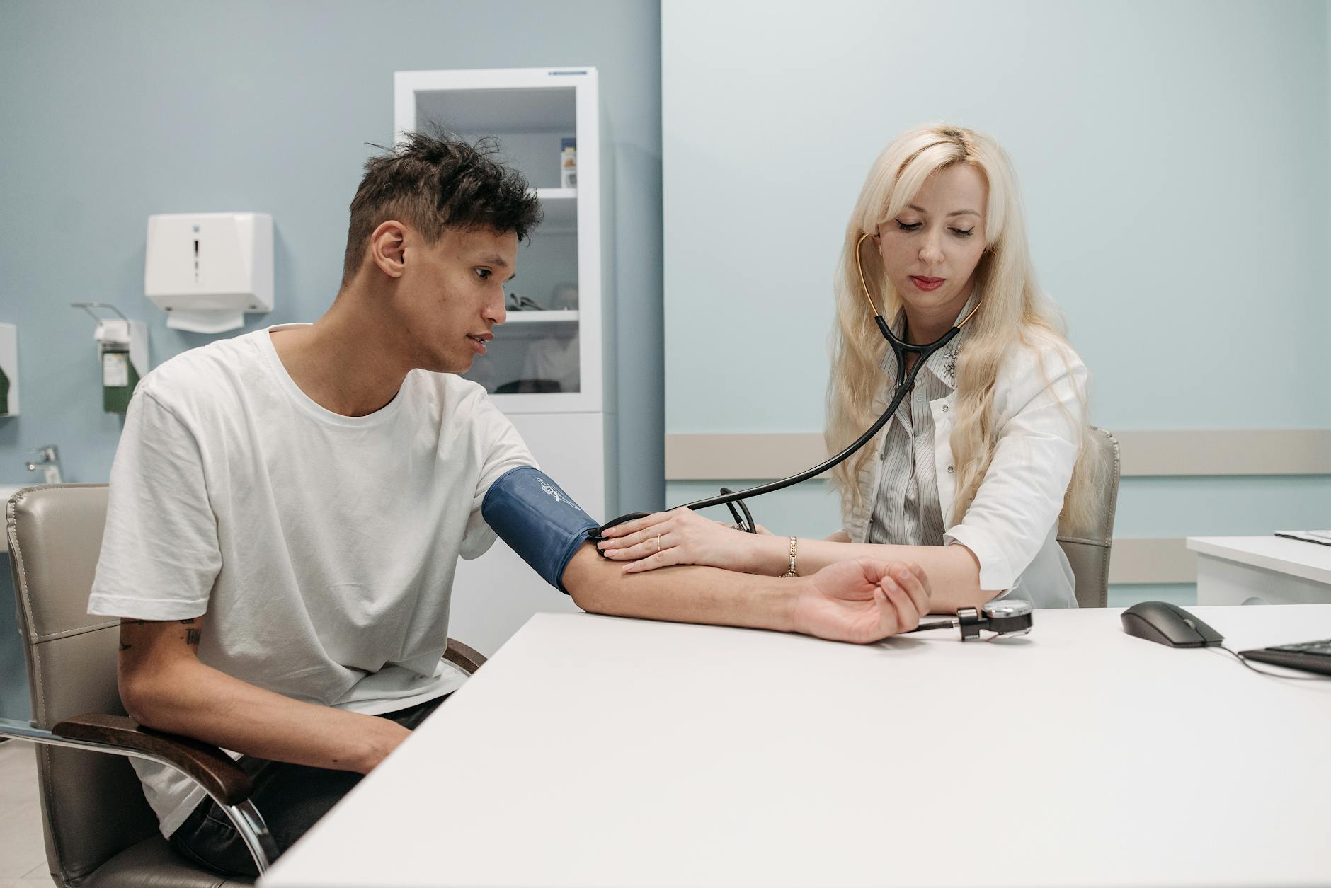 Professionnel de santé prenant des notes pendant un échange calme avec un patient.