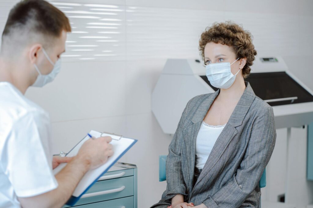 Consultation conviviale en France avec un médecin et un patient qui échangent.