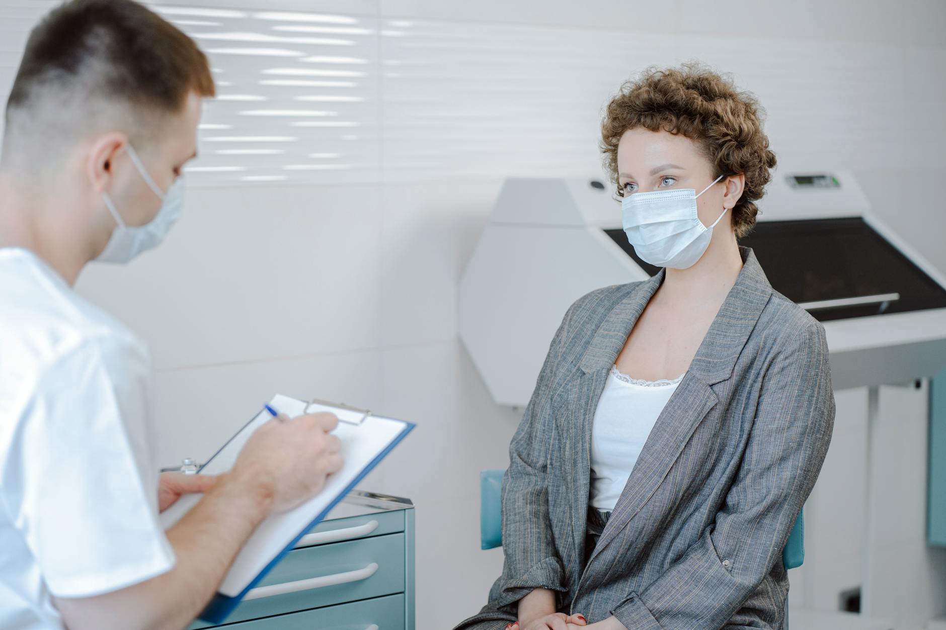 Consultation conviviale en France avec un médecin et un patient qui échangent.