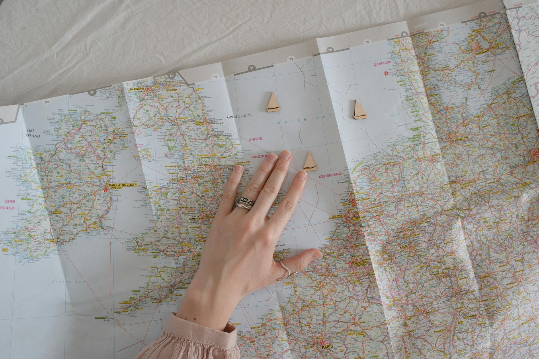 Carte de France avec des livres et un ordinateur pour préparer une installation.