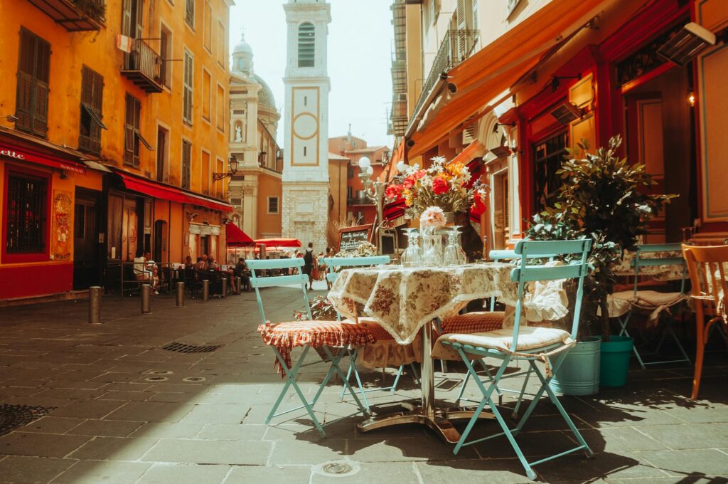 Deux personnes discutant simplement en français à Nice.