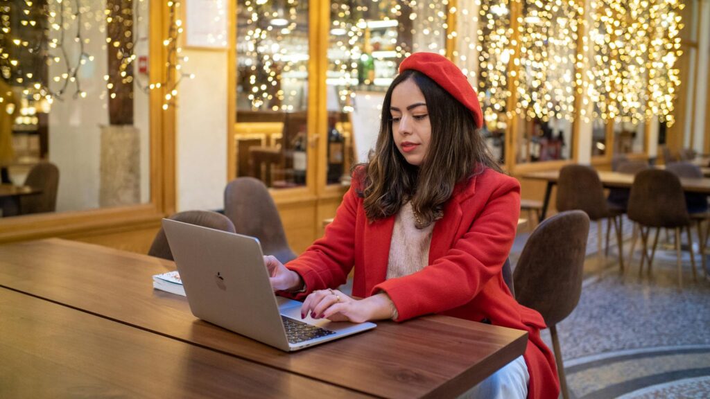 Ordinateur et carnet prêts pour faire un test de niveau de français sans stress.