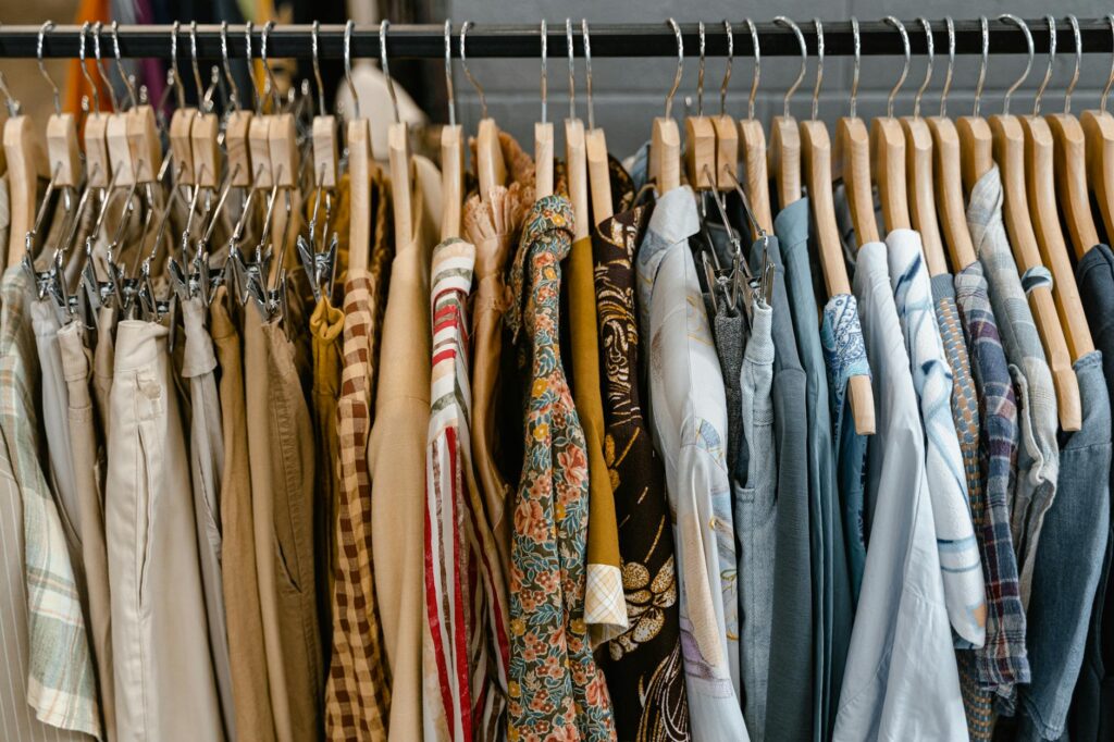 Scène calme de boutique avec portants et étiquettes de tailles en France.