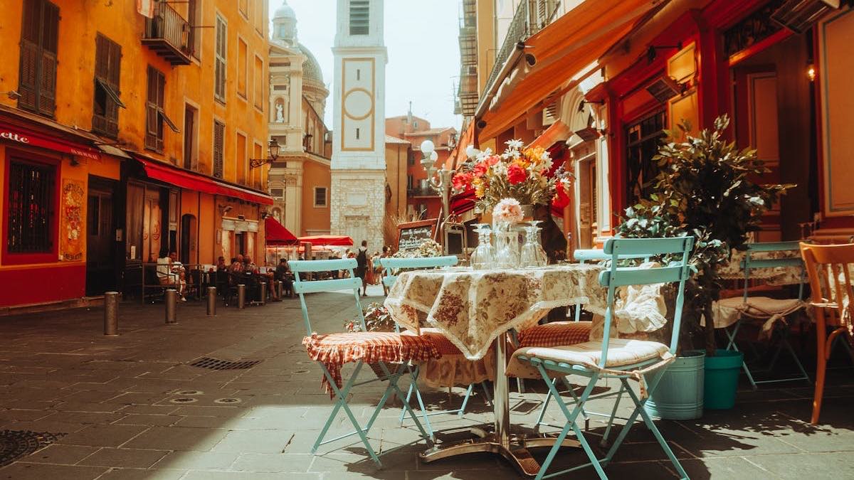Terrasse de café tranquille à Nice