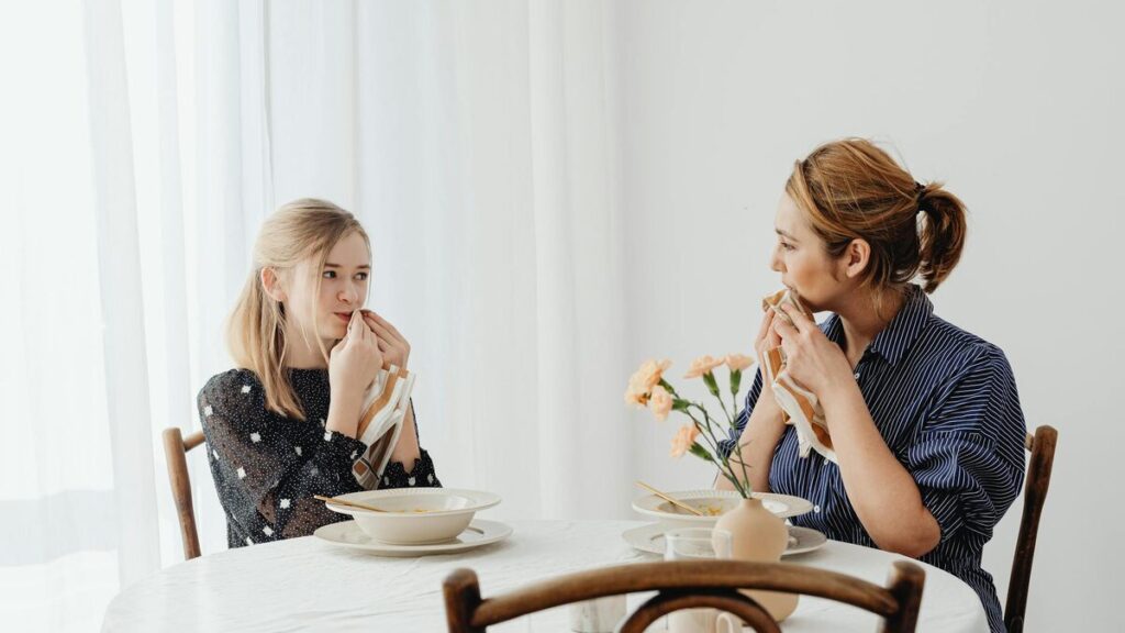 Des fleurs sur une table de repas familial pour la fête des mères en France