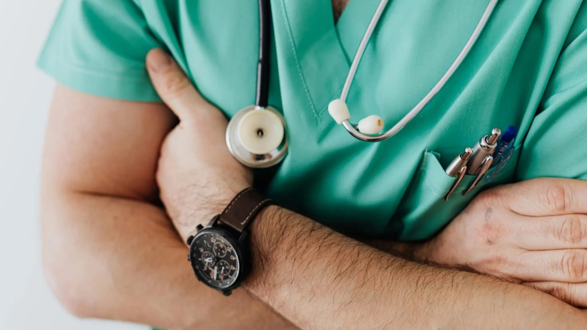 Doctor using medical French vocabulary to communicate clearly with patients in a French-speaking healthcare setting.