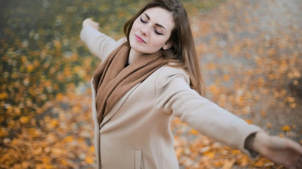Apprenante confiante qui progresse en français grâce au coaching linguistique personnalisé.