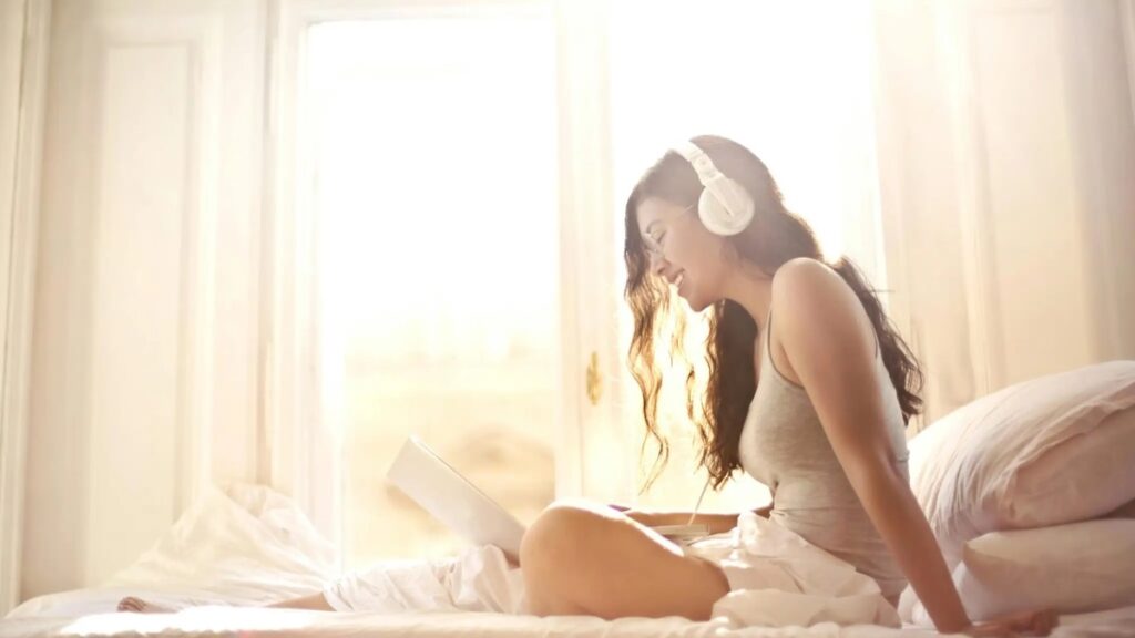 French learner listening to a podcast while studying a transcript for better comprehension.