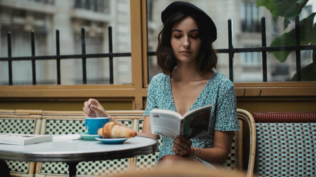Personne avec un carnet dans une ambiance d’étude calme