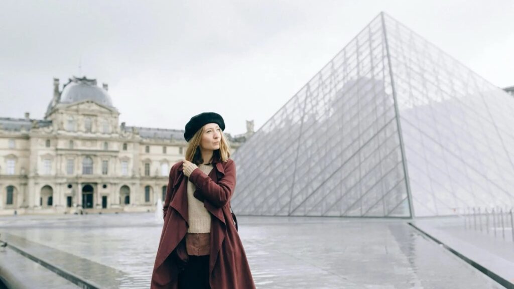 Expatrié marchant à Paris en construisant sa vie quotidienne en France.