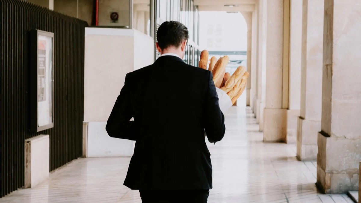 Professionnel révisant du vocabulaire de français des affaires pour le travail international.
