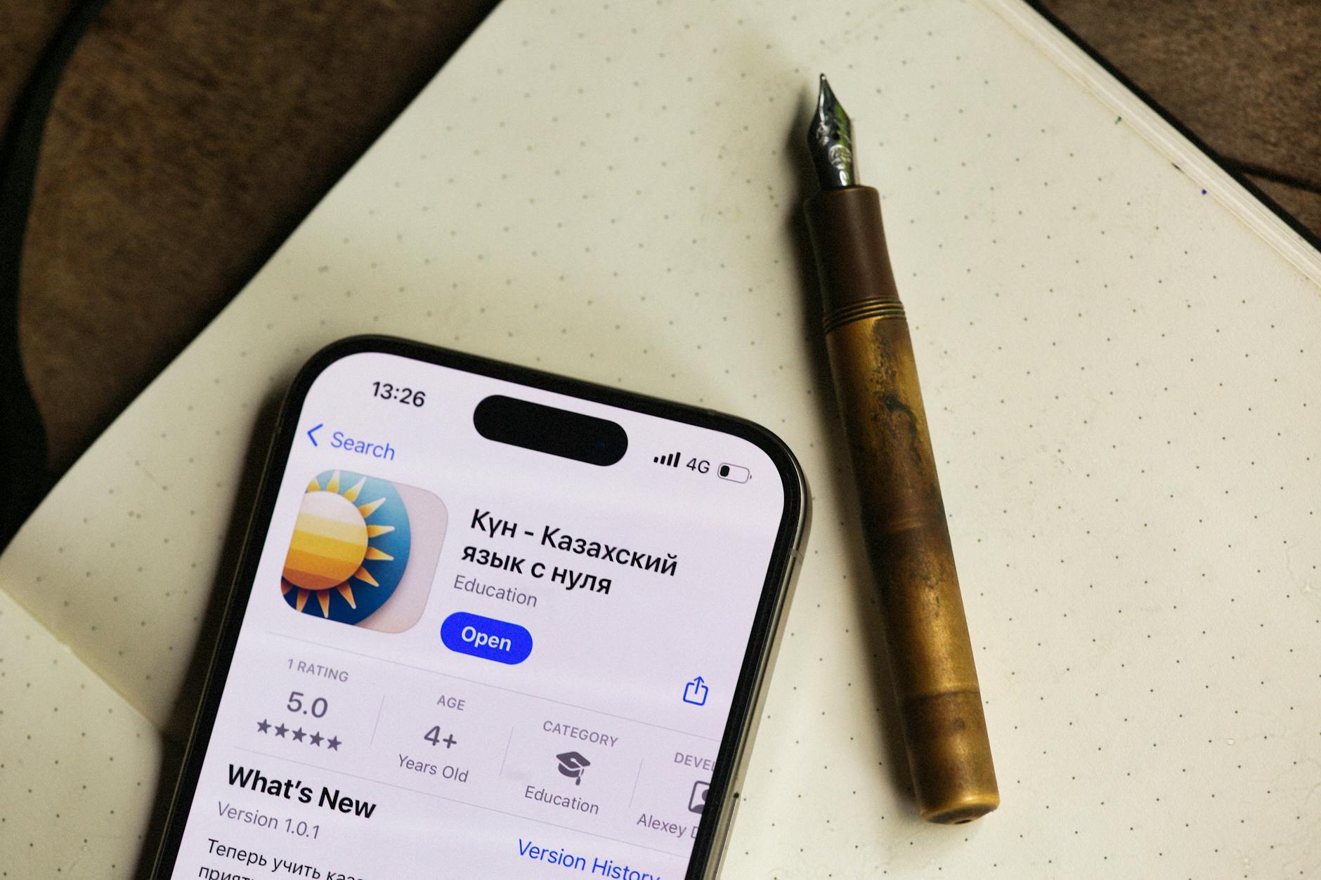 Adulte prenant des notes pendant un appel téléphonique en français