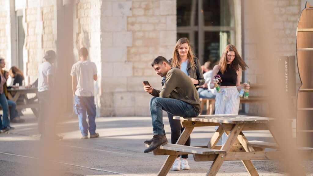 Apprenant adulte préparant des phrases utiles pour la vie quotidienne en France