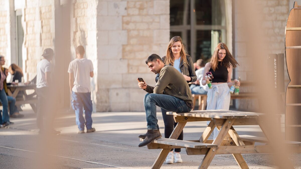 Apprenant adulte préparant des phrases utiles pour la vie quotidienne en France
