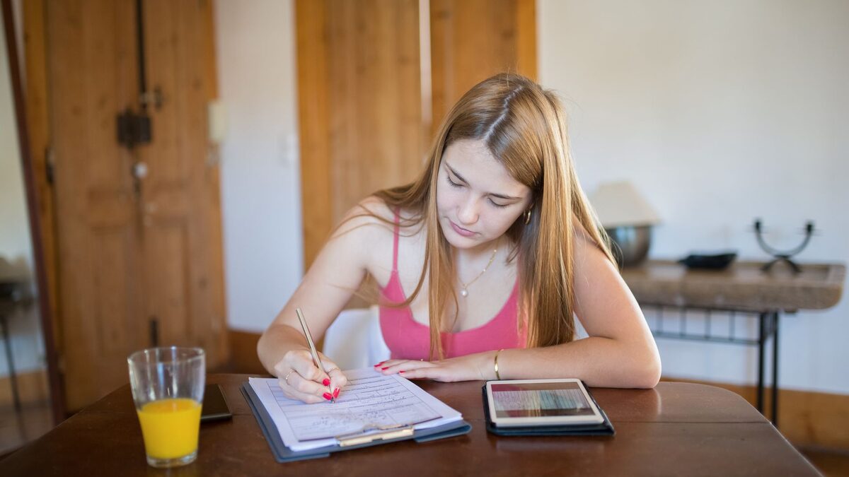Adulte apprenant le français avec une courte liste de phrases pratiques pour la vie quotidienne en France