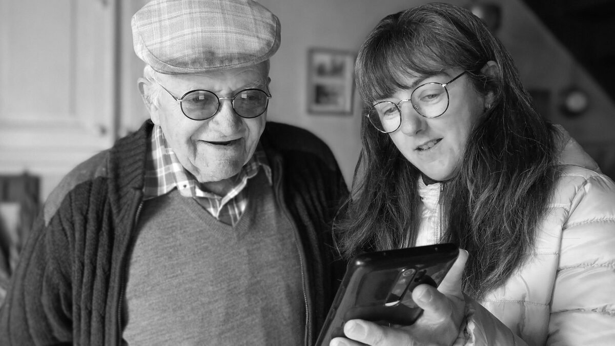 Adulte apprenant le français avec une application d’IA avant une conversation réelle en France